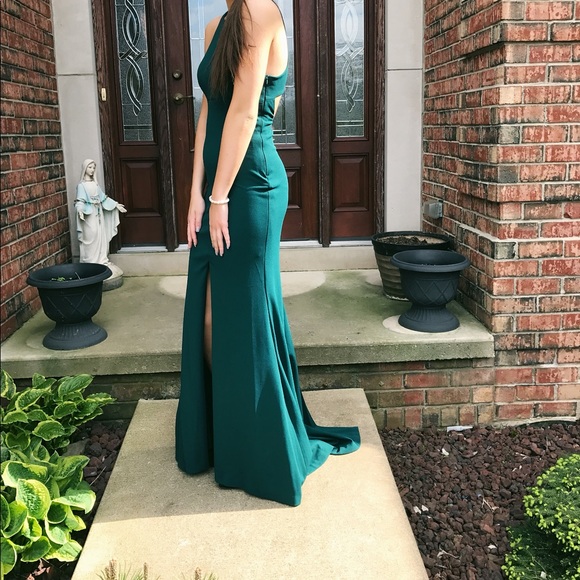 Adorable Everest green gown - Picture 2 of 3